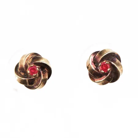 Örhängen med röda stenar, bredd 7,3mm, saknar en plugg, 14K. Vikt: 1,7 g