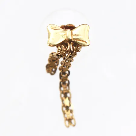 Udda örhänge, längd 25,7mm, bredd 7,4mm, 18K. Vikt: 1 g