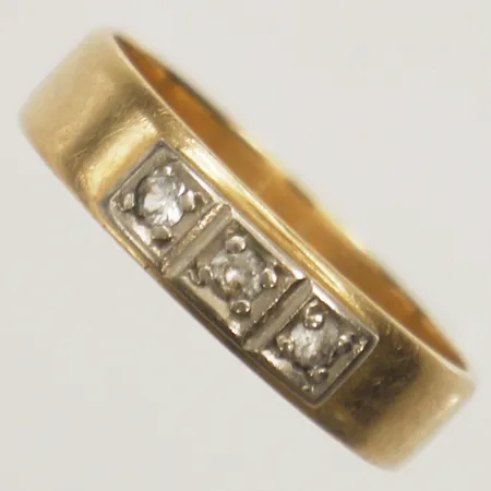 Ring med vita stenar stl:19 bredd 5mm gravyr 18K Vikt: 4,6 g