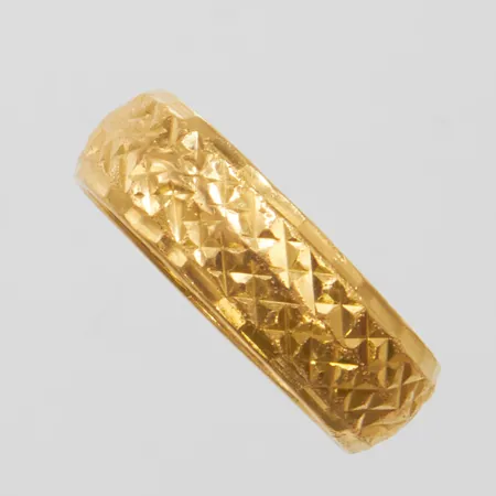 Ring med mönsterdekor stl17¼, bredd 6mm, bucklig, 23K Vikt: 2,4 g