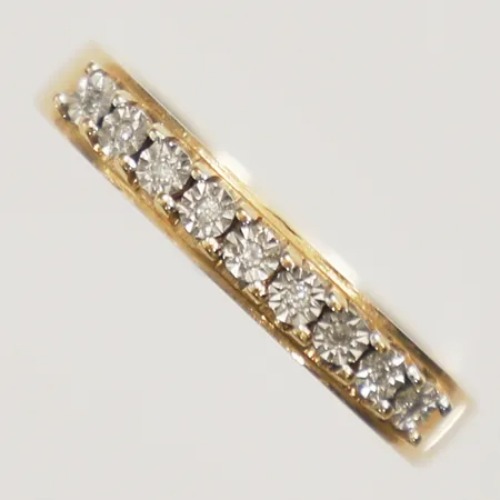 Ring med diamanter 9x0,005ct stl:18¾ bredd 3,1mm GHA 18K Vikt: 1,4 g
