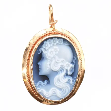 Hänge med camé, längd 36,8mm, bredd 23,6mm, 14K. Vikt: 4,9 g