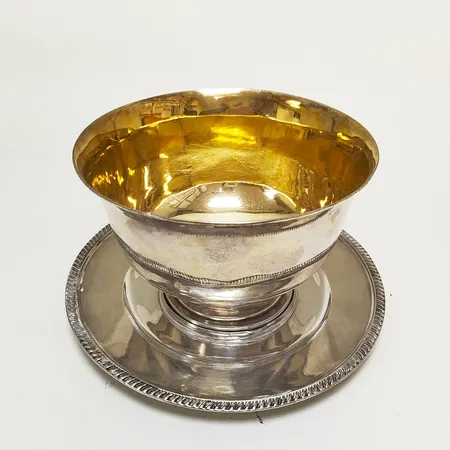 Såsskål på fat från 1826, Johan Petter Grönvall, höjd ca 10cm, 830/1000 silver Vikt: 510,1g Vikt: 510,1 g