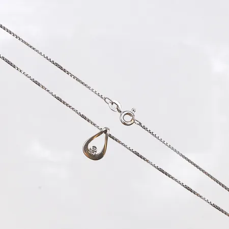 Kedja med hänge, diamant, längd 42cm, hängets längd 12mm, bredd 3,7-8,3mm, vitguld, 18K.  Vikt: 4,1 g