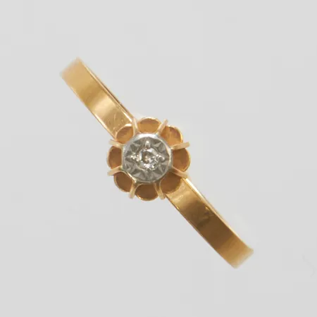 Ring GFAB med diamant 1 x ca 0,005ct, stl:16¼, bredd 1,5-5mm, 18K Vikt: 1,1g Vikt: 1,1 g