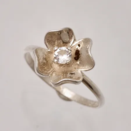 Ring i silver med vit sten, stl:18¼, bredd ca 2x12mm, NSE, 830/1000, 2,24g. 