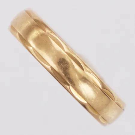 Ring slät dekor Schalin stl:19¾ bredd 4,8mm, gravyr, skev, 18K Vikt: 4,6 g