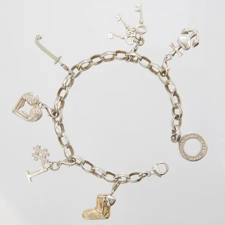 Silverarmband, Thomas Sabo, Charm Club, längd:19,5cm, bredd:6mm, 6 berlocker Thomas Sabo Charms, delvis signerade, 925/1000. Vikt: 30,8 g