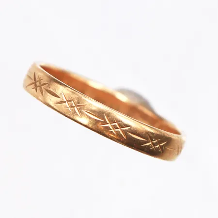 Ring mönstrad, stl:16, bredd 2,9mm, gravyr, 18K. Vikt: 1,9 g