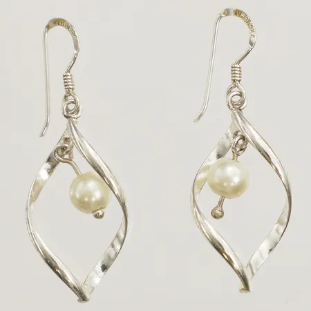 Ett par örhängen med plastpärlor längd 40mm bredd 14mm GHA 925/1000 silver  Vikt: 3 g
