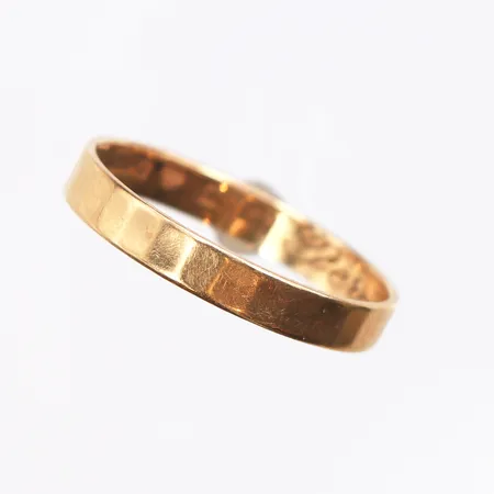 Ring, stl:14, bredd 3mm, något ojämn skena, gravyr, 18K. Vikt: 1,7 g