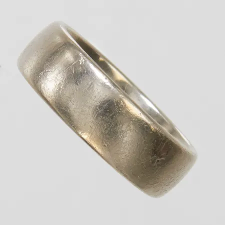 Ring stl:19, bredd 7mm, Schalins, vitguld, repig, gravyr, 18K Vikt: 11,4g.