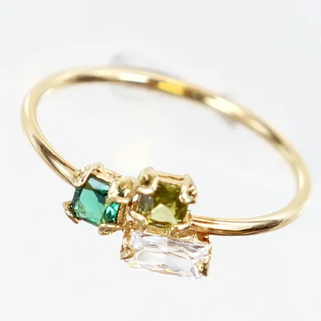 Ring med färgade stenar stl:17½ bredd 6mm 18K Vikt: 0,8 g