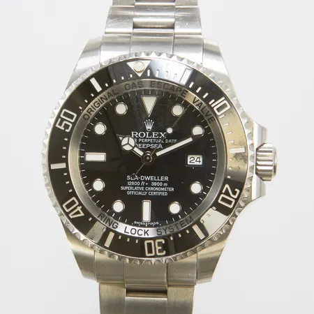 Herrur Rolex Sea-Dweller Deepsea, stål, automatisk, 43mm, ref: 116660, snr: 16E27622, Cal. 3135, verknr: 142592C0, safirglas, datum, oysterlänk, ref: 98210 Z4X, viklås, certifikat Rob Engström 2015, extra länkbit, dålig packning, jack på boett, manual, box, ytterkartong.