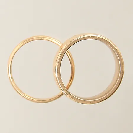 2 Ringar släta stl:19/19¼ bredd 3,9-6mm gravyr 18K Vikt: 14,6 g