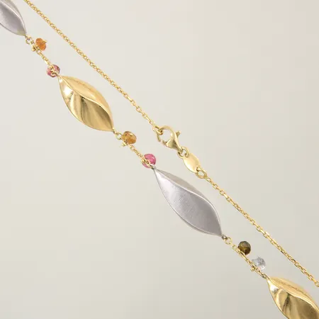 Collier med integrerade hängen samt färgade stenar längd 48cm bredd 0,9-11mm, vitguldsdetaljer 18K  Vikt: 13,8 g