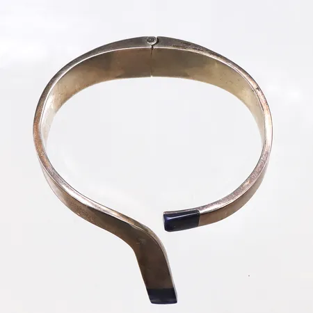 Armring med blå stenar, stelt, Ø58,1mm, bredd 10,3mm, bruksslitage/repig, 925/1000 silver. Vikt: 66,2 g