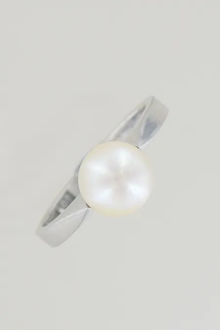 Ring med pärla stl:16 bredd 8 mm, 18K Vikt: 3,8 g