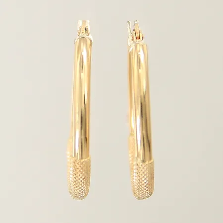 Ett par örhängen med dekor 26x3mm 18K Vikt: 2 g