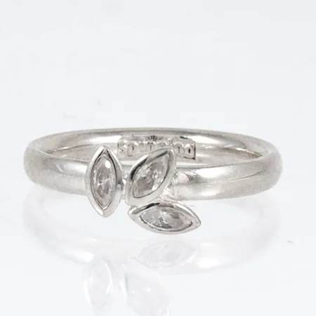 Ring i silver med tre navetteslipade vita stenar. Stl:17½. Bredd 2,9 . 7,5 mm. Vikt 3,1g 925/1000.
