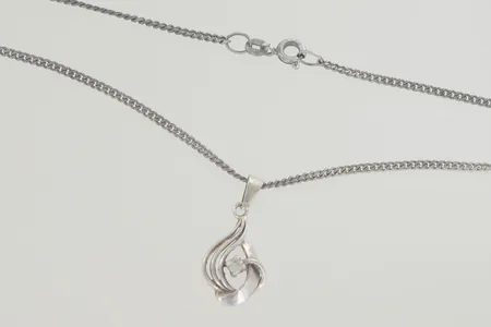 Halskedja med hänge längd 45 cm bredd 2 cm, silver 835/1000 Vikt: 4,9 g