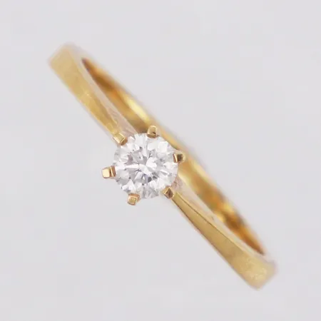 Ring diamant 0,20ct enligt gravyr ca Cr/SI GHA stl:15¾, bredd 1,7-4,3mm, 18K  Vikt: 2,3 g