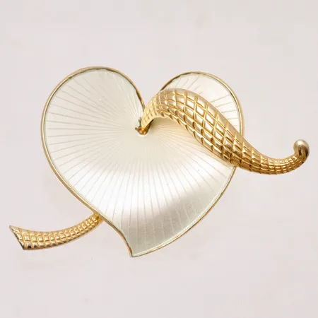 Brosch i förgyllt silver, sterling 925/1000, 33mm, bredd ca 48mm, 9,77g, tillverkad i Norge.