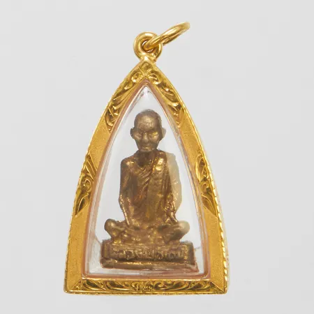 Hänge thailändsk amulett längd 35mm, bredd 19mm, foliering i 18K, plexiglas, 18K, bruttovikt: 6,8g.
