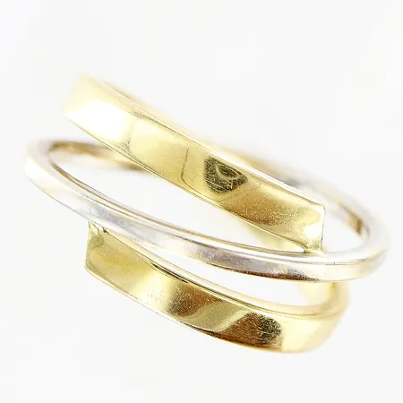 Ring Guldfynd stl:16¾ bredd 3-9mm vit/gulguld ihålig 18K  Vikt: 2,4 g