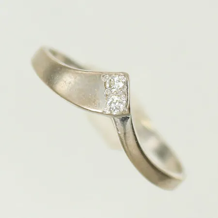Ring vitguld med 2 diamanter ca 0,02ct/st, stl 17 bredd 1,5-6mm, 14K 1,3g Vikt: 1,3 g