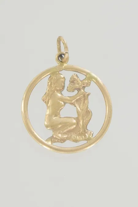 Hänge längd 2 cm bredd 1,5 cm, 18K 1,3 gr  Vikt: 1,3 g