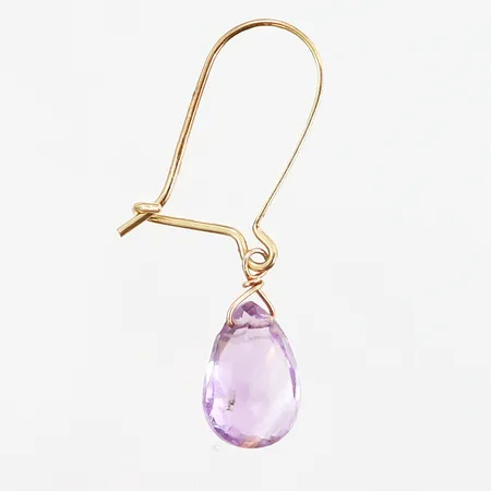 Udda örhänge med lila sten längd: 29mm bredd: 1-7mm, 18K, bruttovikt: 0,8 gram Vikt: 0 g