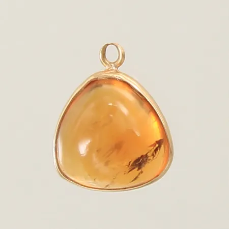 Hänge med en orange sten 10x10mm större ögla fattas, nagg på sten 18K  Vikt: 0,8 g