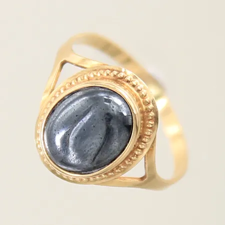 Ring med hematit stl:16½ bredd 1,5-13mm 18K Vikt: 2 g