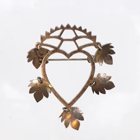 Brosch, längd 54mm, bredd 3,7-31,7mm, 830/1000 silver. Vikt: 6,8 g