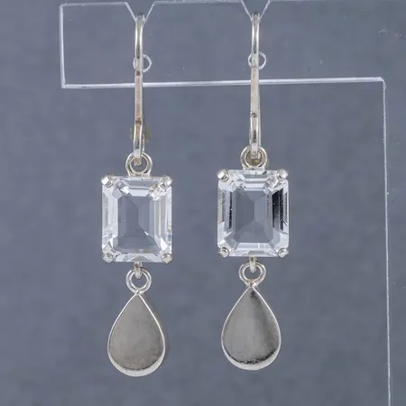 Örhängen Efva Attling Crystal Drop Earrings med smaragdslipad bergkristaller bredd 8,5mm längd 42,5mm, silver 925/1000 6,5g.