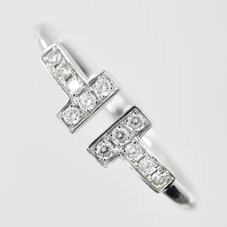 Ring med vita stenar stl:17½, bredd 2-5mm, vitguld, 18K. Vikt: 2,4 g
