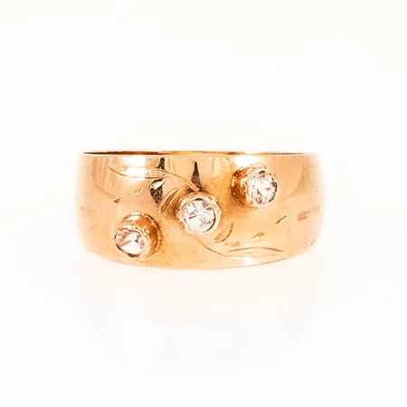 Doserad ring med vita stenar stl:16¾ bredd 4-8mm, 18K 1,9g. 
