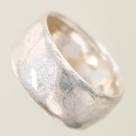 Ring hamrad dekor stl:17¾ bredd 9,7 silver 925/1000 Vikt: 5,9 g