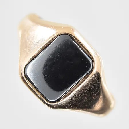 Ring med hematit stl:20¼, bredd 3-12mm, ojämn skena, 14K. Vikt: 3,6 g