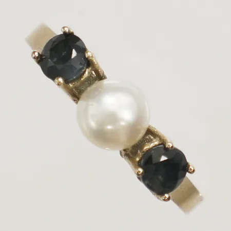 Ring med safirer samt pärla stl:18¼, bredd 4mm 14K  Vikt: 2,3 g