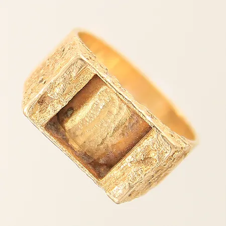 Ring med dekor Lapponia Finland stl:18 bredd:6-10mm, saknar sten, mått på yta där sten saknas: ca 80x80mm, svensk importstämpel, 18K  Vikt: 8,9 g