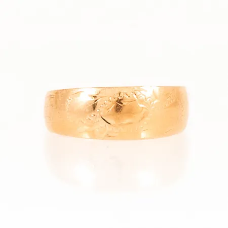 Kupad ring i 18K guld med mönstergravyr. Stl:16. Bredd 3,3 - 6,3 mm. Vikt 1,3g Vikt: 1,3 g