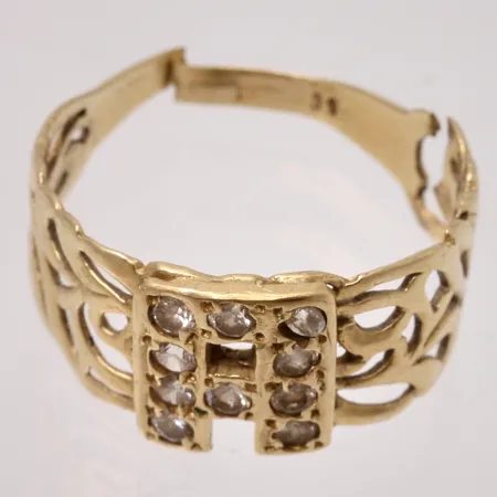  Ring stl:18, bredd 2,3-10mm, vita stenar, defekt, trasig skena, 14K guld, 2,45g.