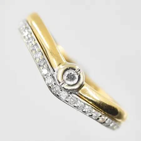 Ring med diamanter ca 0,20ctv GFAB stl:19, bredd 2-5mm, en diamant saknas, gulguld/vitguld, 18K. Vikt: 3,3 g