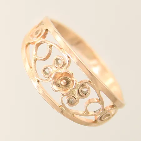 Ring med genombruten dekor stl:19½ bredd 2,7-10mm 14K  Vikt: 3 g