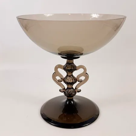 Skål Vingarna av Simon Gate, gröntonad, höjd 25cm, diameter ca 24cm, repig i skål, ett litet nagg på skålens kant. Skickas med postpaket.