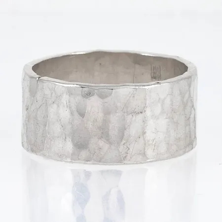 Hamrad ring i silver. Stl:19¾. Bredd 10,8 mm. Stämplad Leena 925. Vikt 10,0g Vikt: 10 g