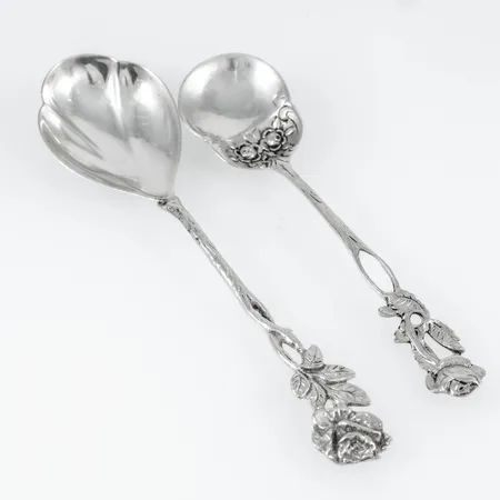 Två små serveringsskedar med rosdekor längd 113-130mm, silver 830/1000 29,2g. 