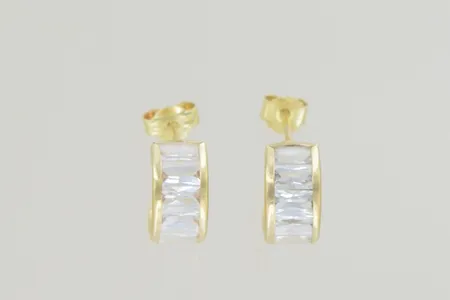 Ett par örhängen med stenar höjd 10 mm, 18K  Vikt: 1,7 g